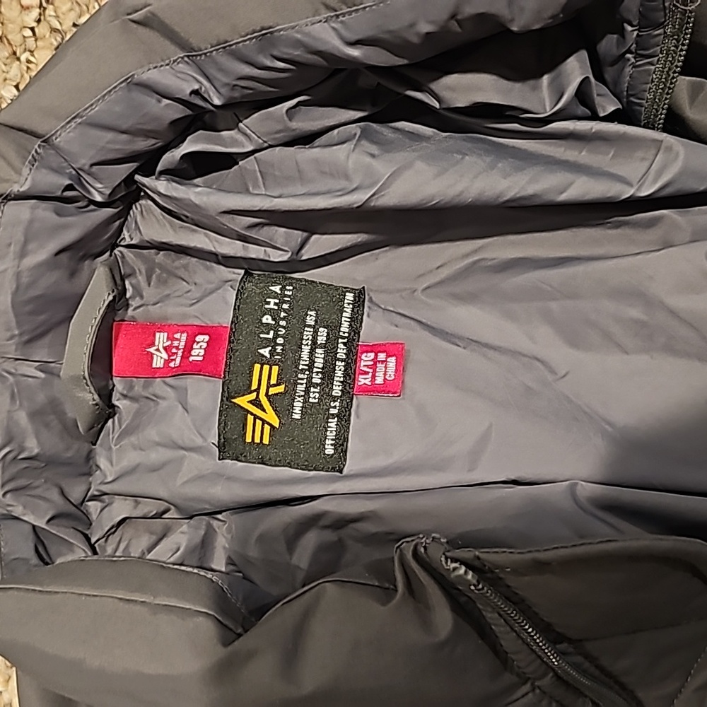 UNISEX gray puffer coat....size XL... LIKE NEW!! ALPHA INDUSTRIES. - Picture 7 of 8